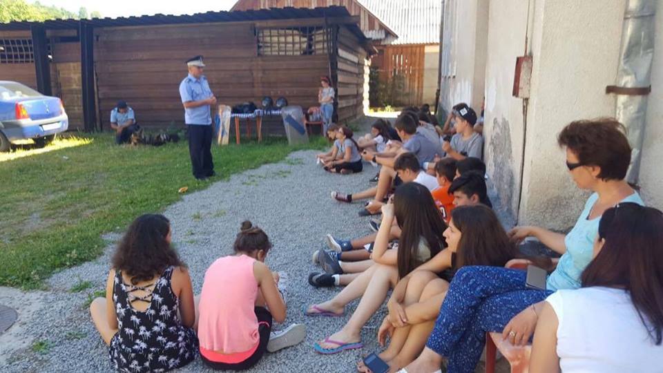 Jandarmii, în mijlocul copiilor din tabăra de la Sângeorz-Băi