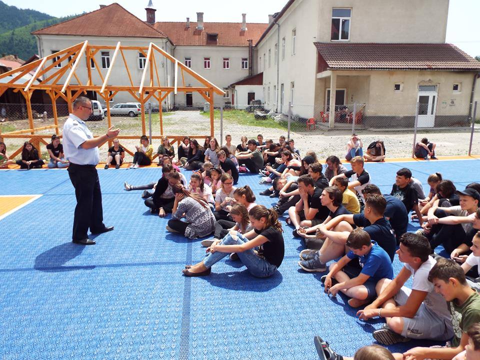 Pompierii bistrițeni, în mijlocul copiilor din taberele școlare