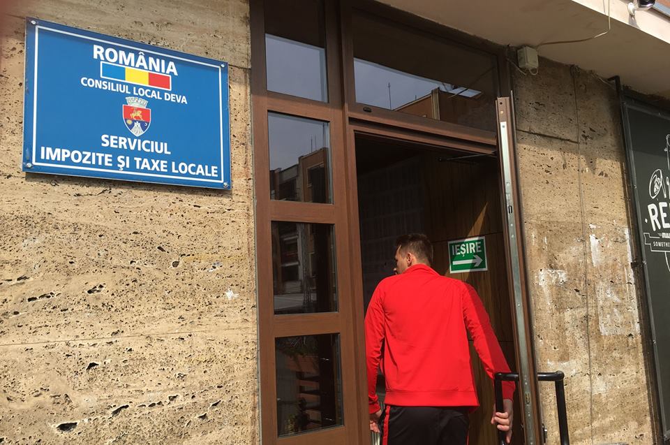 Devenii pot plăti taxa specială de salubrizare