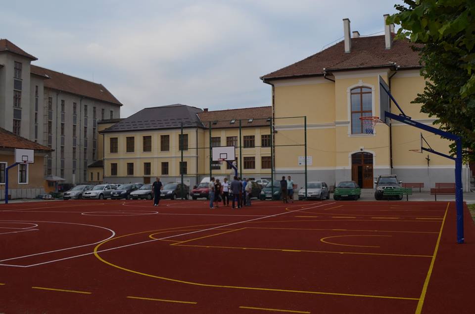 Deva: Teren de baschet nou la Colegiul Naţional Pedagogic „Regina Maria”