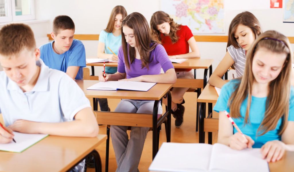 Majoritatea liceenilor din Harghita învață peste 40 de ore pe săptămână, nu au timp de mic-dejun și un sfert dintre ei nu sunt interesați de obținerea diplomei de bacalaureat
