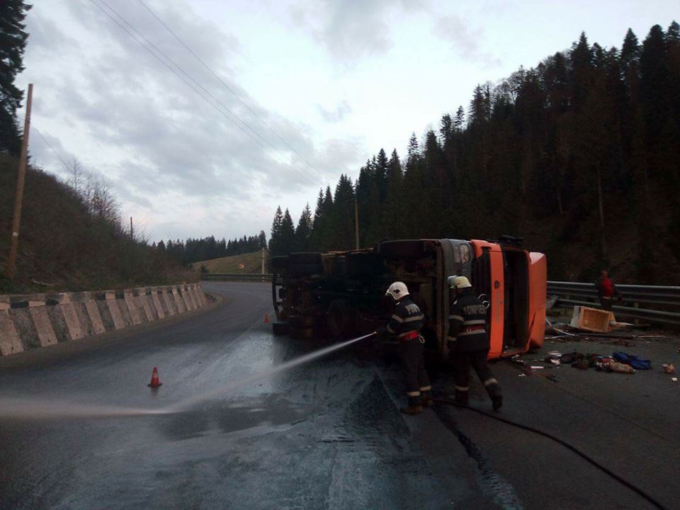 Tir răsturnat în Pasul Tihuța