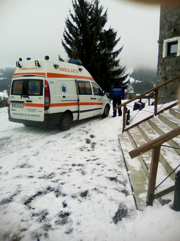 Turistă rănită, salvată de jandarmii montani din Piatra Fîntînele