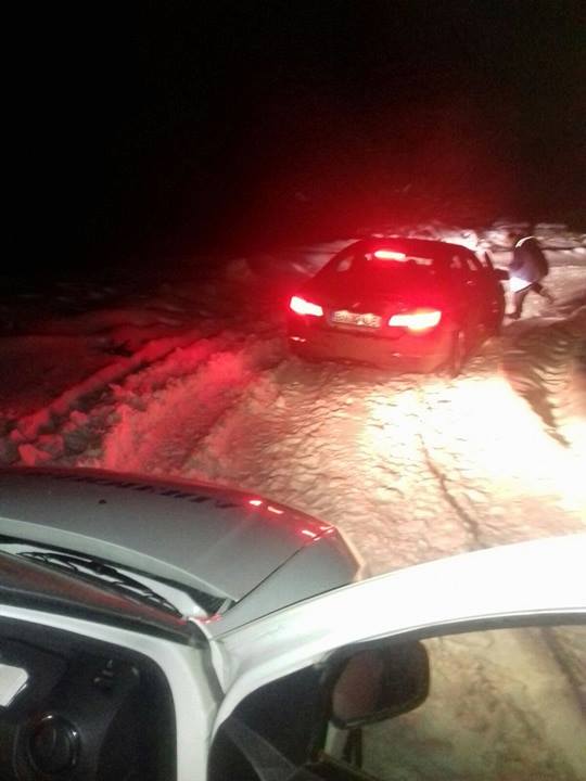 Trei turiști blocați pe drumul spre complexul Alpina Blazna au fost ajutați de jamdarmi