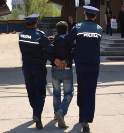 Tanar reținut de polițiști, după ce și-a amenințat cu moartea fosta iubită!
