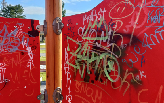 Doi minori surprinși inscripţionând cu graffiti mobilierul urban în Oradea